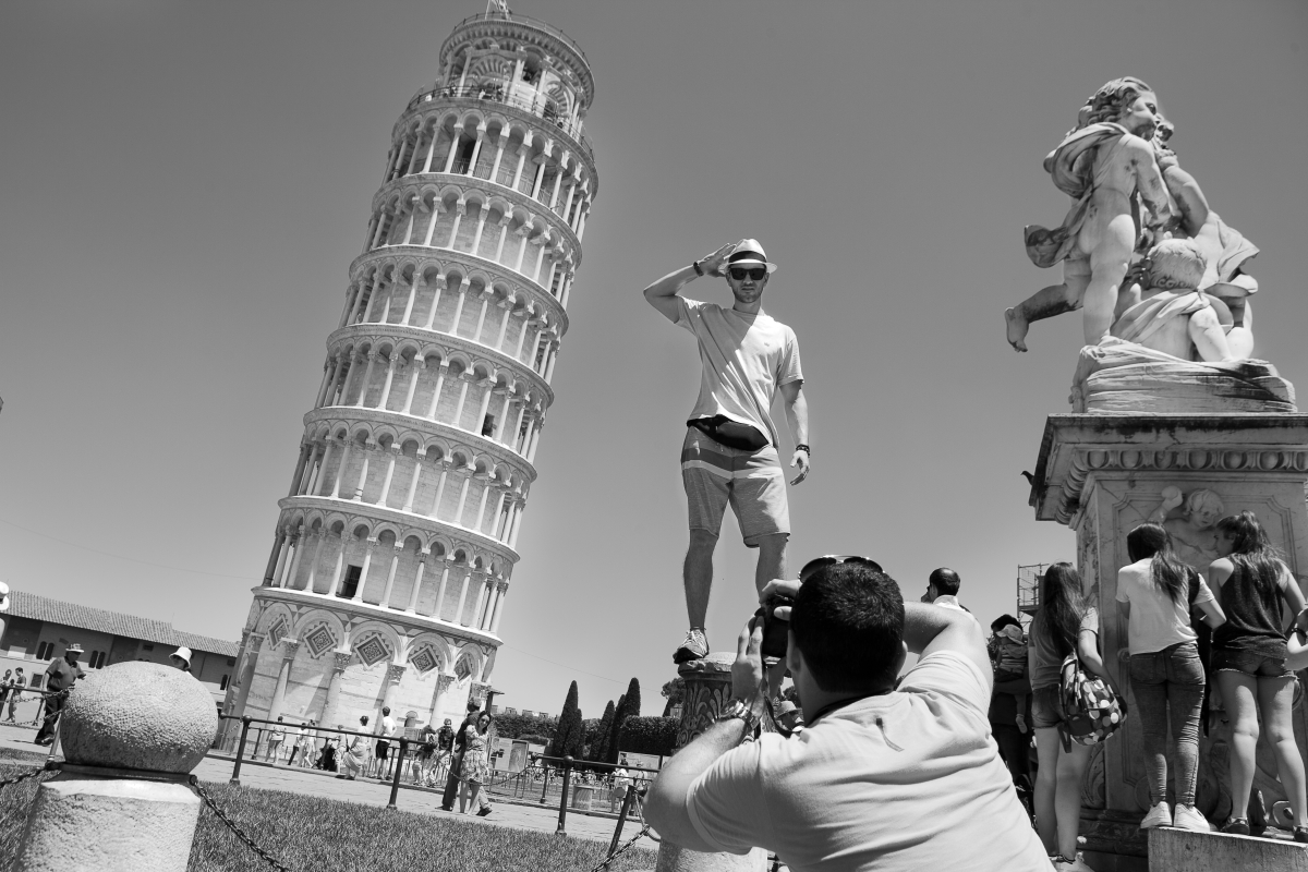 Iperselfie - Trionfo di selfie sotto la Torre di Pisa