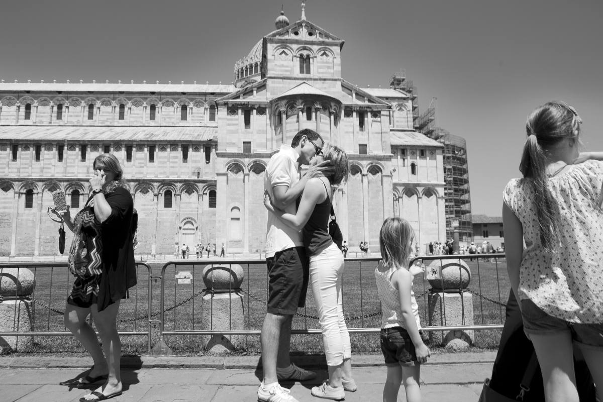 Iperselfie - Trionfo di selfie sotto la Torre di Pisa
